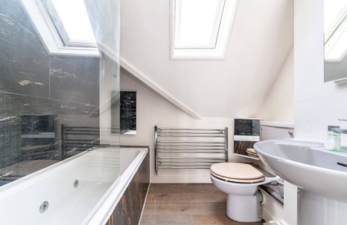 Vauxhall Apartment | 3 Bed Balcony Flat in Nine Elms