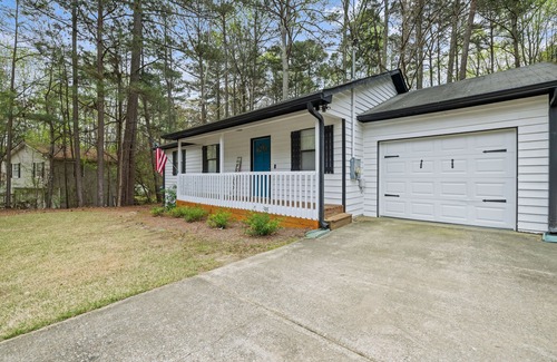 Buford House | 3-Bed Boho Retreat with Fireplace, Smart TVs, and Grill