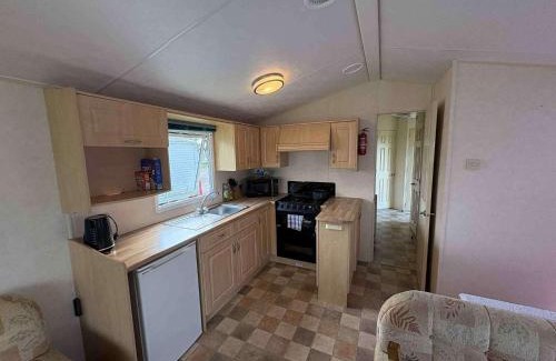 Winestead House | 3 Bed Cabin - Sleeps 6 - Pool - Parking - Wifi