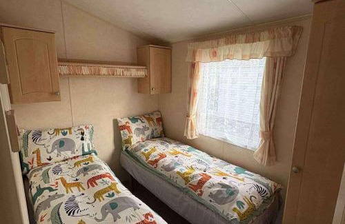 Winestead House | 3 Bed Cabin - Sleeps 6 - Pool - Parking - Wifi