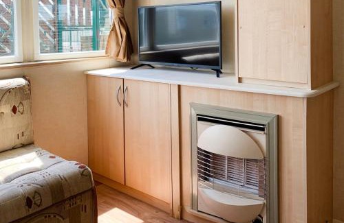 Colchester House | 3 Bed Caravan-Sleeps 6-Pet Friendly-Near the Beach