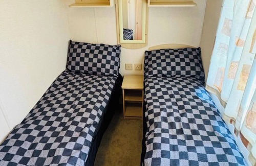 Leysdown-on-Sea Cabin | 3-Bed Carvan, Sleeps 6, Pets & Parking