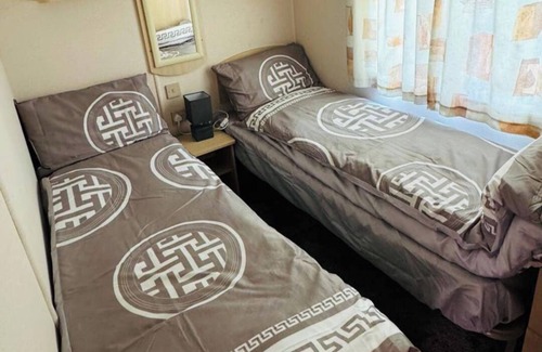 Leysdown-on-Sea Cabin | 3-Bed Carvan, Sleeps 6, Pets & Parking