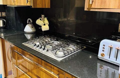 City of Westminster Apartment | 3-Bed Central Apartment - Sleeps 8 & Free Parking