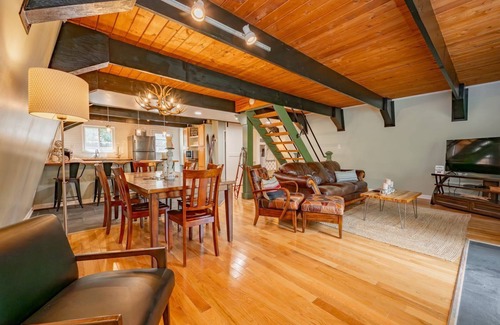 Oakland House | 3-bed, charming modernized cottage tucked into wooded hillside in Deep Creek, MD