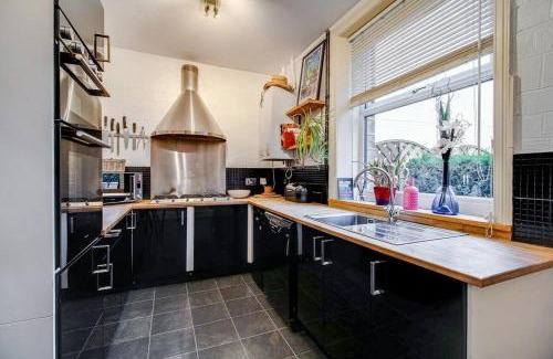 Meltham House | 3-Bed Countryside Retreat, Family & Pets , Sleeps 5