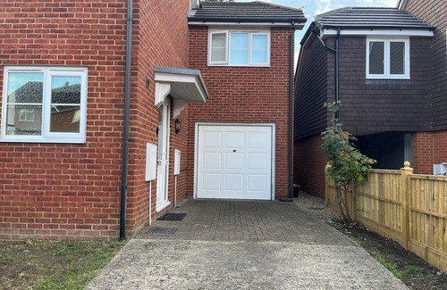 Willesborough House | 3 Bed Detached/parking/Hot tub