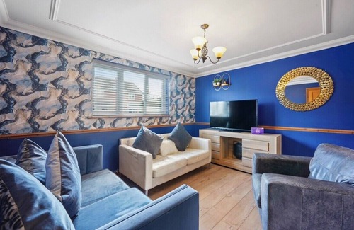 Willesborough House | 3 Bed Detached/parking/Hot tub