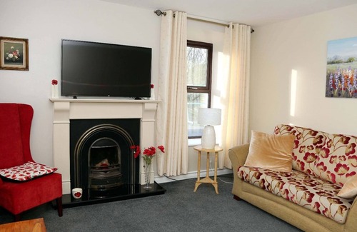 Strabane House | 3 Bed Farmhouse - Sleeps 6 - Wifi - Parking