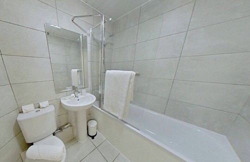 Leeds Apartment | 3 Bed Flat | 10 Minute Walk from City Centre