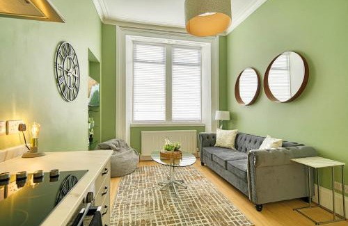 Glasgow Apartment | 3-Bed Flat Free Parking 10 Mins to City Centre