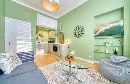Glasgow Apartment | 3-Bed Flat Free Parking 10 Mins to City Centre