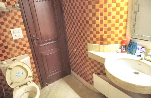 Nehru Place Apartment | 3 Bed Flat - Sleeps 6 - Parking - Wifi