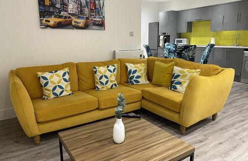 Cwmbrwla Apartment | 3 Bed Flat - Sleeps 6 - Parking - Wifi