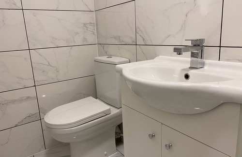 Cwmbrwla Apartment | 3 Bed Flat - Sleeps 6 - Parking - Wifi