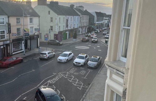 Antrim Apartment | 3 Bed Flat - Sleeps 6 - Parking - Wifi