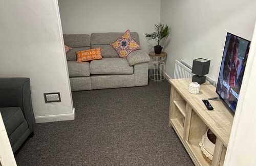 Antrim Apartment | 3 Bed Flat - Sleeps 6 - Parking - Wifi