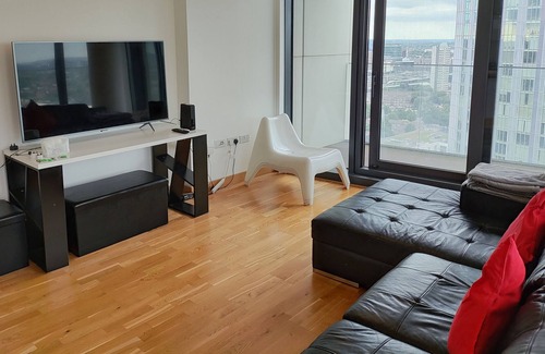 Stratford and New Town Apartment | 3 bed Flat With Great View and air Cooling System