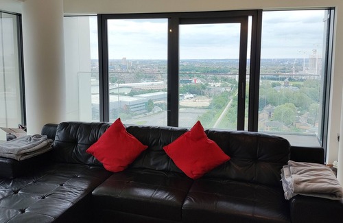 Stratford and New Town Apartment | 3 bed Flat With Great View and air Cooling System