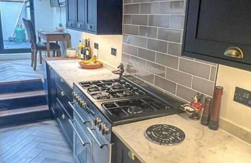 Guildford House | 3 Bed Home - Sleeps 6 Garden Pets Free Parking