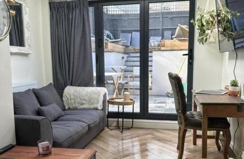 Guildford House | 3 Bed Home - Sleeps 6 Garden Pets Free Parking
