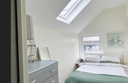 Guildford House | 3 Bed Home - Sleeps 6 Garden Pets Free Parking