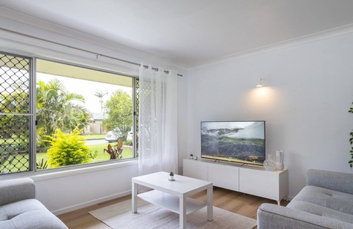 Golden Beach House | 3-Bed Home with Spacious Garden, BBQ & Fireplace