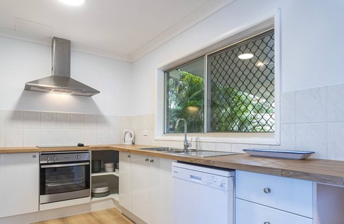 Golden Beach House | 3-Bed Home with Spacious Garden, BBQ & Fireplace