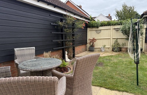 Broadbridge Heath House | 3 Bed House in Horsham Parking/Fast WIFI
