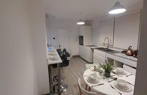 Lewisham House | 3-bed House in London Self-contained in Ladywell