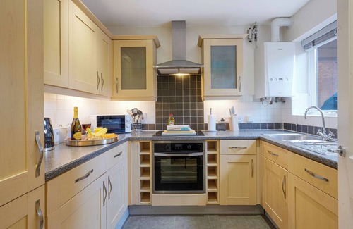 Milton Keynes House | 3 Bed House - Sleeps 7 - Garden - Parking - Wifi