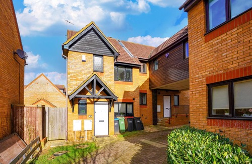 Milton Keynes House | 3 Bed House - Sleeps 7 - Garden - Parking - Wifi