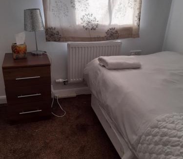 Rushden House | 3 Bed House - Sleeps 4 - Parking - Wifi