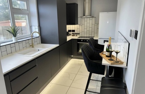 Walsall House | 3-Bed House, Sleeps 5, Free Parking