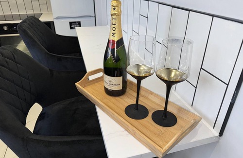 Walsall House | 3-Bed House, Sleeps 5, Free Parking