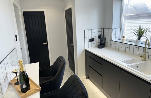 Walsall House | 3-Bed House, Sleeps 5, Free Parking