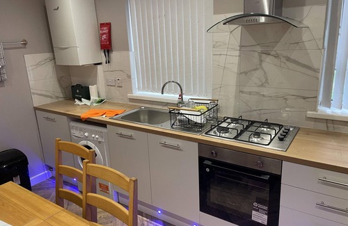Bradford House | 3 Bed House - Sleeps 5 - Parking - Wifi