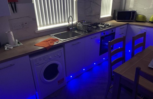 Bradford House | 3 Bed House - Sleeps 5 - Parking - Wifi