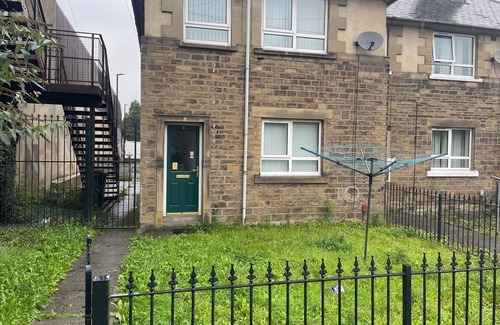 Bradford House | 3 Bed House - Sleeps 5 - Parking - Wifi