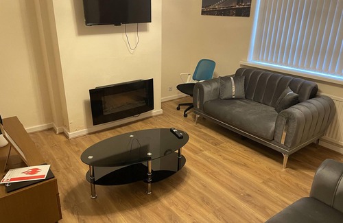Bradford House | 3 Bed House - Sleeps 5 - Parking - Wifi