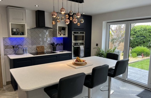 Holyhead House | 3 Bed House - Sleeps 5 - Pets - Garden - Parking