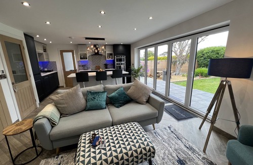 Holyhead House | 3 Bed House - Sleeps 5 - Pets - Garden - Parking