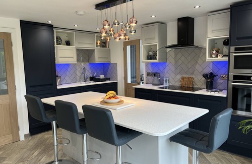 Holyhead House | 3 Bed House - Sleeps 5 - Pets - Garden - Parking