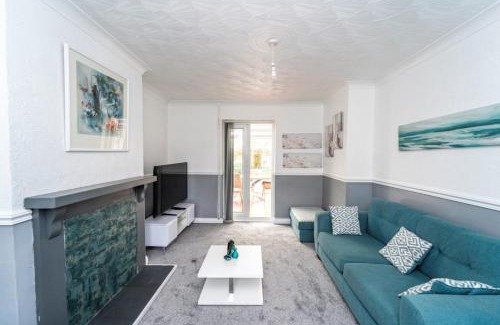 Leicester House | 3 Bed House - Sleeps 5 - Pets - Garden - Parking