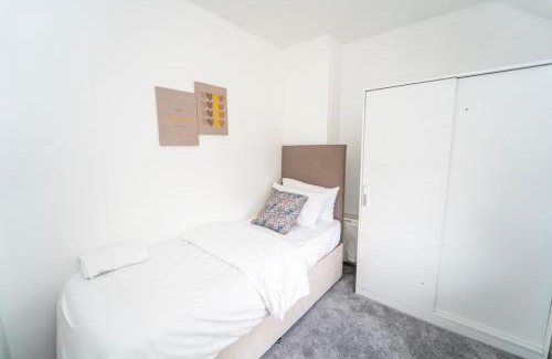 Leicester House | 3 Bed House - Sleeps 5 - Pets - Garden - Parking