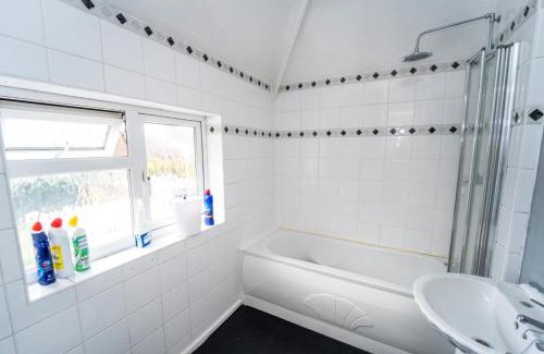 Leicester House | 3 Bed House - Sleeps 5 - Pets - Garden - Parking