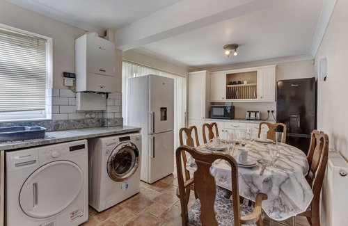 Basildon House | 3-Bed House, Sleeps 6, Free Parking,Wifi