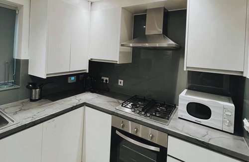 Oldbury House | 3-Bed House Sleeps 8-Free Parking & Private Garden