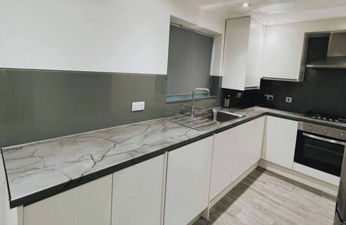 Oldbury House | 3-Bed House Sleeps 8-Free Parking & Private Garden