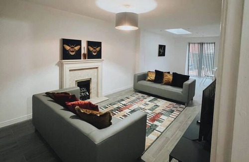 Oldbury House | 3-Bed House Sleeps 8-Free Parking & Private Garden